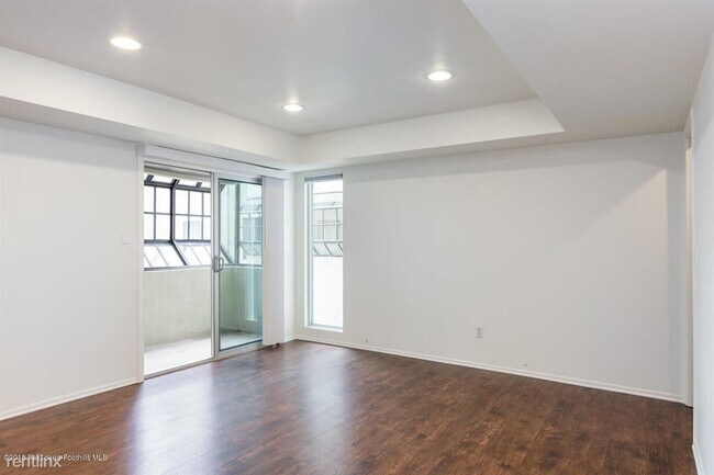 Building Photo - 339 S Catalina Ave