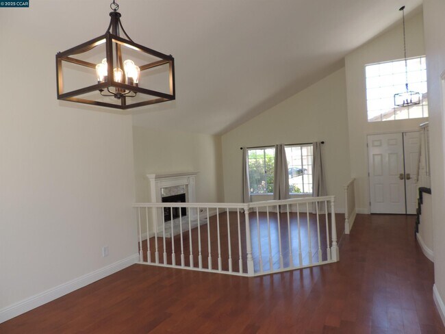 Foto del edificio - 2190 Canyon Crest Ave