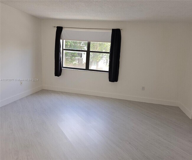 Building Photo - 9427 Fontainebleau Blvd