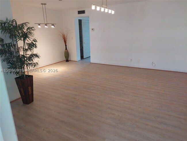 Building Photo - 180-112 15c
