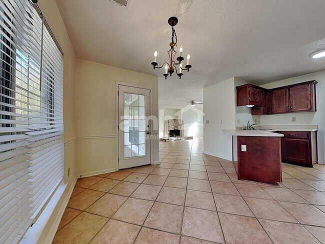 Foto del edificio - 5767 Lillian Bend Dr