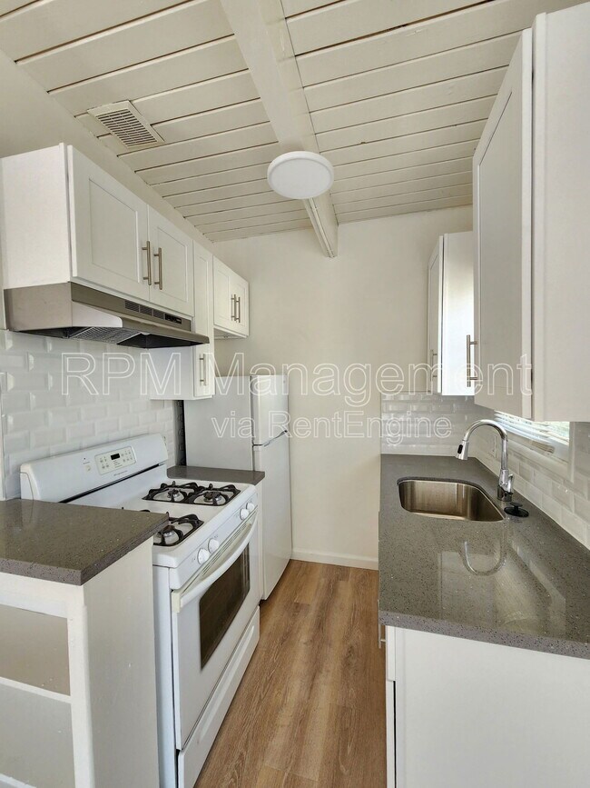 Foto del edificio - 1909 Beachwood Dr