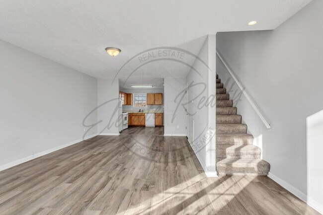 Foto del edificio - Three Bedroom, Two Level Duplex for Rent!