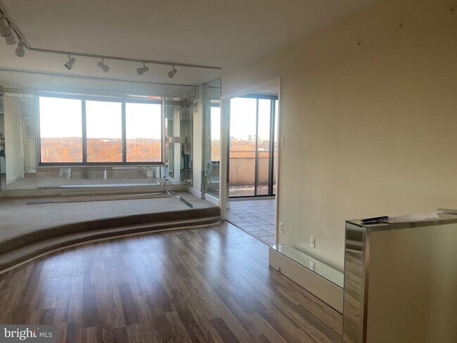 Foto del edificio - 5225 Pooks Hill Rd