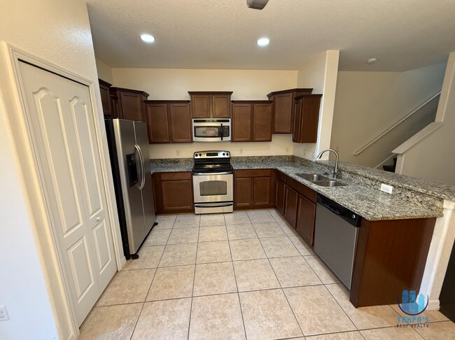 Building Photo - BEAUTIFUL 2 bedroom, 2.5 bath  townhome  F...