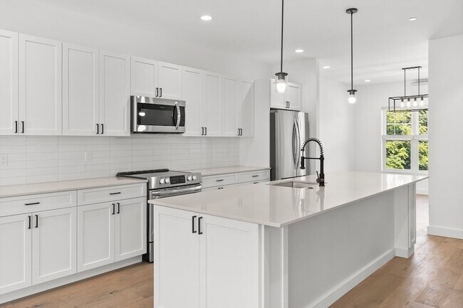 Building Photo - 635 Main St