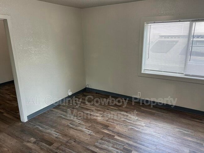 Building Photo - 862 N 5th St