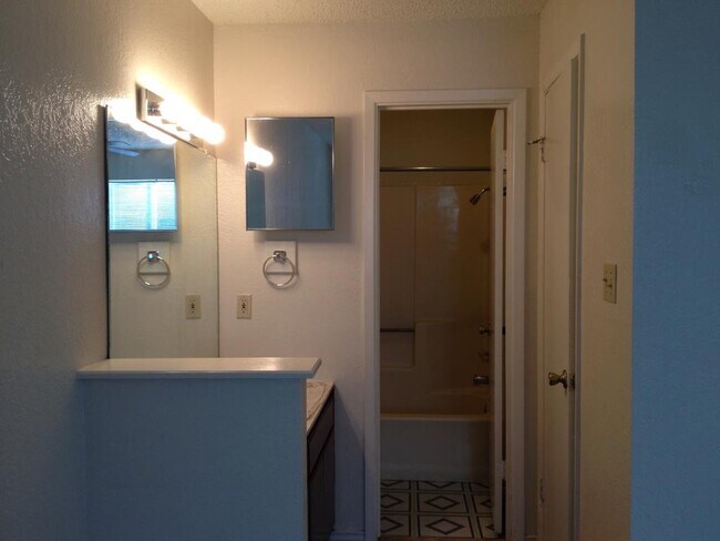 Foto del edificio - 232 Craddock Ave