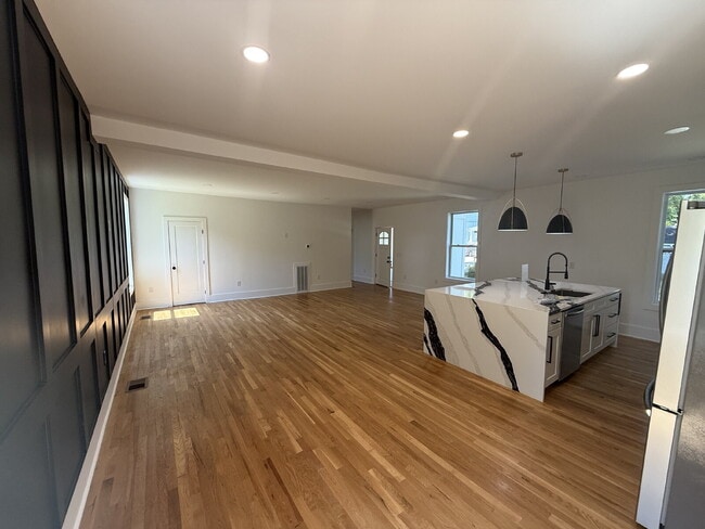 Building Photo - "Spacious 3-Bed, 3.5-Bath in the heart of East Nash