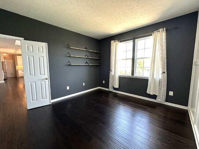 Foto del edificio - Gorgeous 6-Bedroom 3.5-Bath Colonial in Ma...