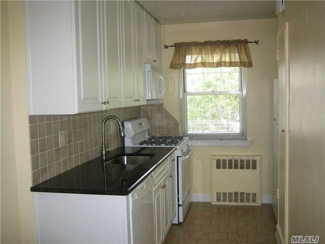 Building Photo - 402 Merrick Rd