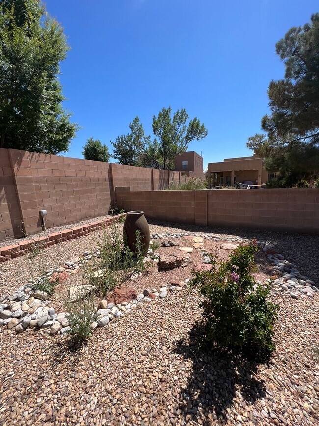 Building Photo - 4 br, 2 bath House - 1020 Via Chamisa NE