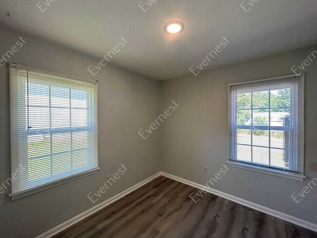 Foto del edificio - 8082 Oakbrook Dr