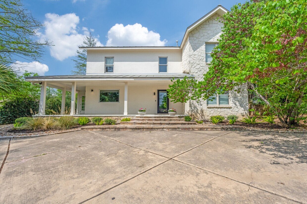 Foto principal - BEAUTIFUL TERRELL HILLS 5-BEDROOM HOME