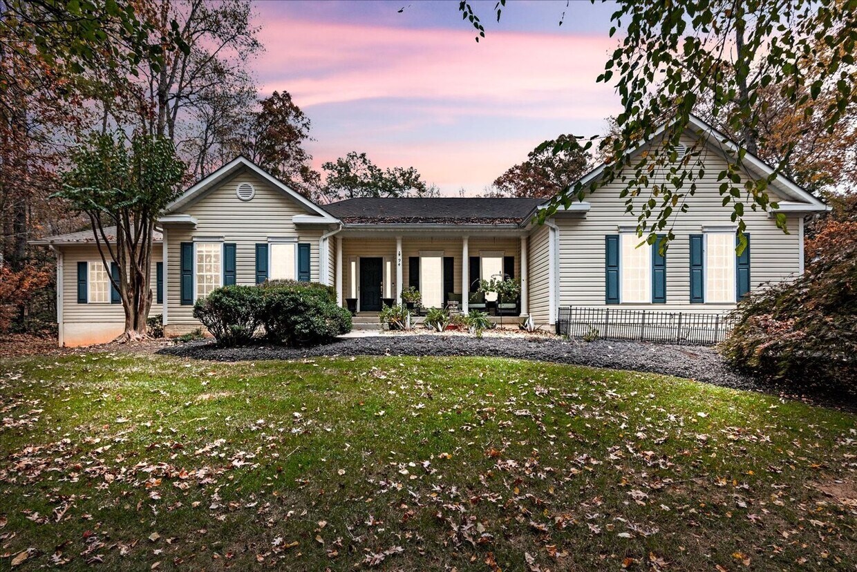 Foto principal - **Charming 3-Bedroom Rambler on 3 Acres in...