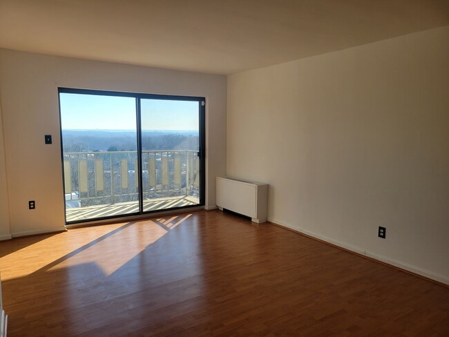 Building Photo - Lovely 3 BR/2 BA Top Floor Condo in Silver...