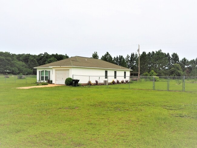 Building Photo - Charming house with a large fenced yard!