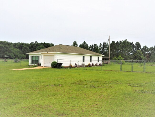 Foto del edificio - Charming house with a large fenced yard!