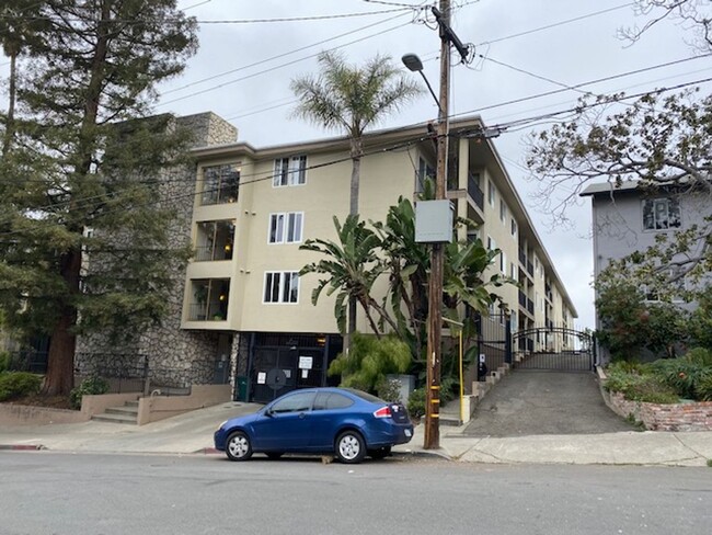 Building Photo - 1br Condo near Lake Merritt!
