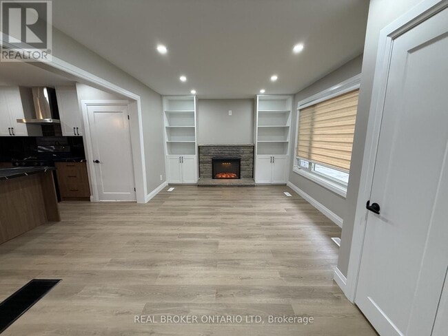 Building Photo - 294 Burlington Crescent