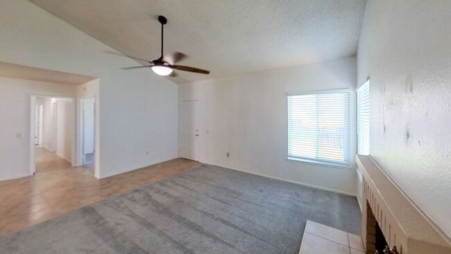 Building Photo - 4 Bedroom 2 Bath Home Located in Riverside!