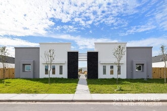 Building Photo - 3409 Fuerte Ave
