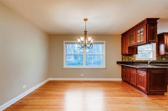 Foto del edificio - 1208 Elizabeth Ave, Naperville, IL, 60540