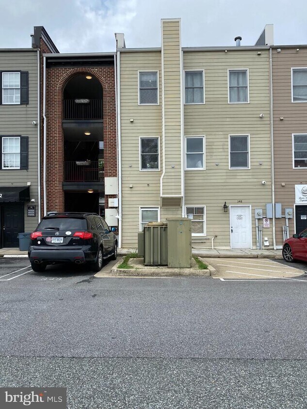 Primary Photo - 348 Main St