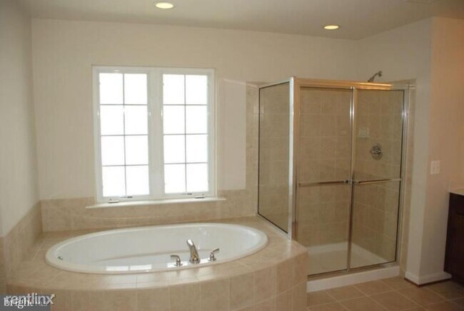 Building Photo - 4 br, 2.5 bath House - 9707 Byward Blvd