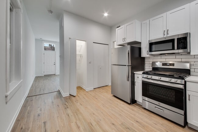 Building Photo - 2029 N Damen Ave