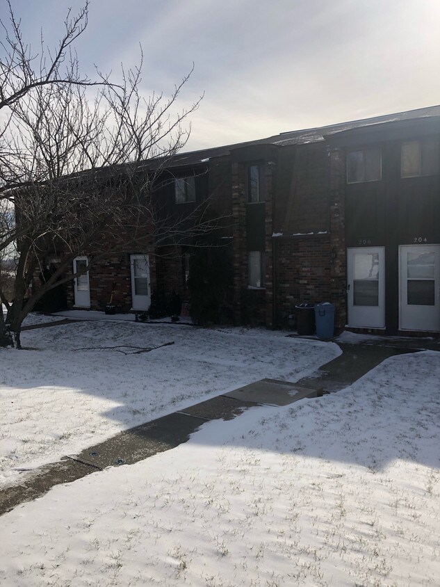 Foto principal - 206 Village Ln