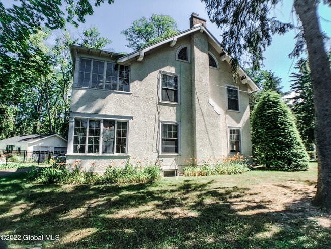 Building Photo - 989 Balltown Rd