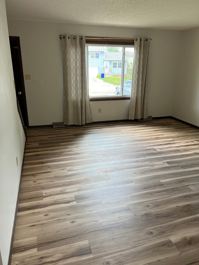 Living Room - 465 Heritage Plz