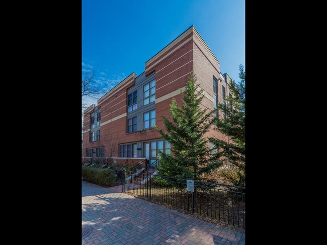 Building Photo - 1852 Clarendon Blvd