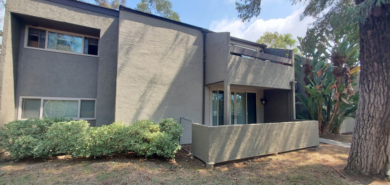 Primary Photo - Great Condo 2 bed/ 1 bath with 2 parking a...