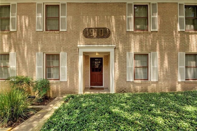 Building Photo - 910 E 32nd St