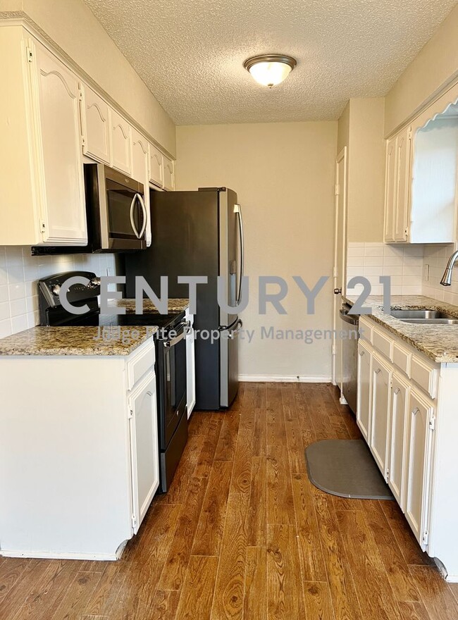 Building Photo - Charming 3/2/2 Situated on Corner Lot in W...