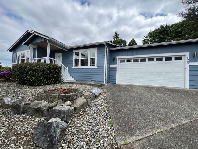 Building Photo - 3 Bedroom Rambler - New Paint Throughout