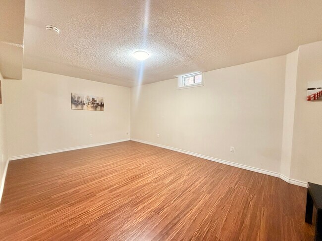 Photo du bâtiment - 2 BED - 1 BATH - MISSISSAUGA - BASEMENT