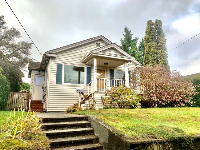 Foto del edificio - Cozy Greenwood Bungalow - Recently Renovated!