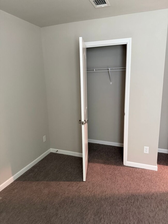 Building Photo - Adorable Cottage with detached garage Lebanon TN