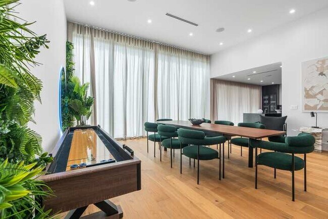 Foto del edificio - Huge Open Space Heated Pool Walk To Design