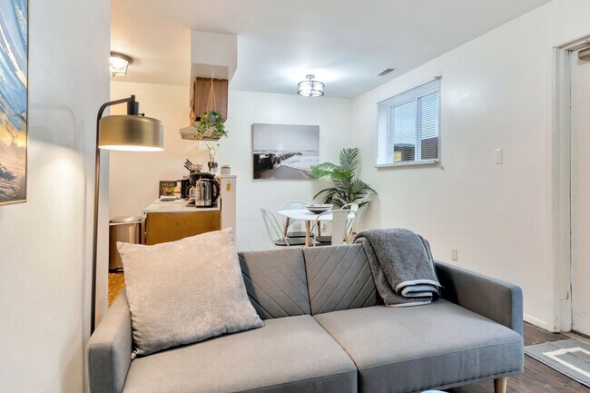 Foto del edificio - 1270 W Nine Mile Rd