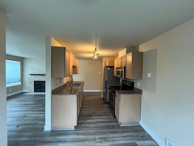 Building Photo - Queen Anne 2Bed 2Bath Condo w 2 garage par...