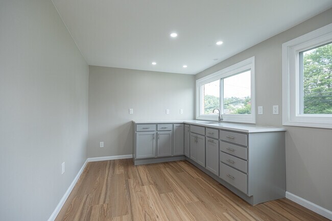 Foto del edificio - 734 Millers Run Rd