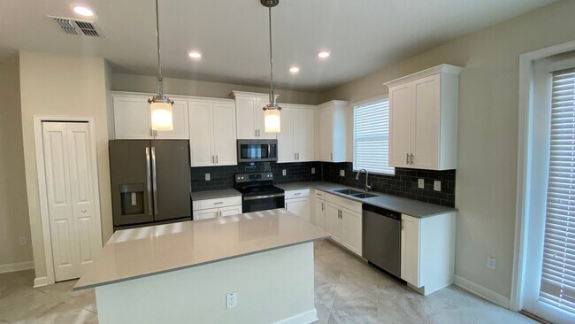 Building Photo - MOVE IN SPECIAL! 3BD/2.5BA Townhome in Lak...