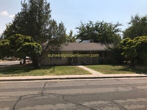 Building Photo - 2704 Mesa Dr