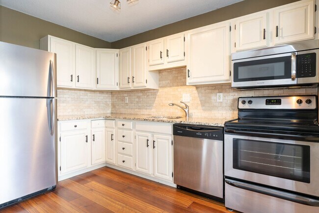 Foto del edificio - Renovated 1 BR 1 Ba in Hunting Creek Club