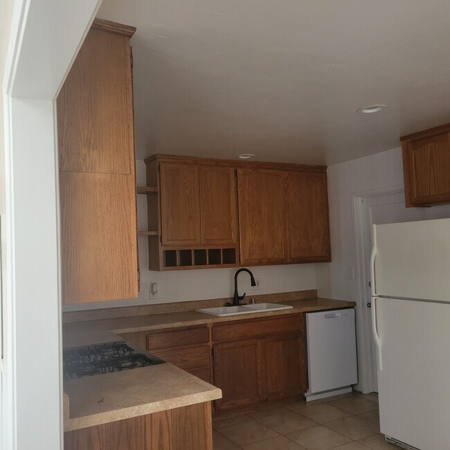 Kitchen - 701 Hillsview Rd