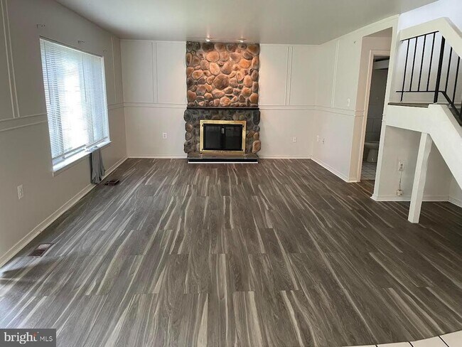 Foto del edificio - 9129 Tulip Grove Rd